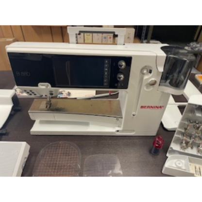 Pre-Owned Bernina 880 Side view